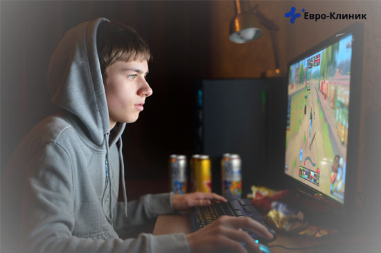 Подросток играет в игру